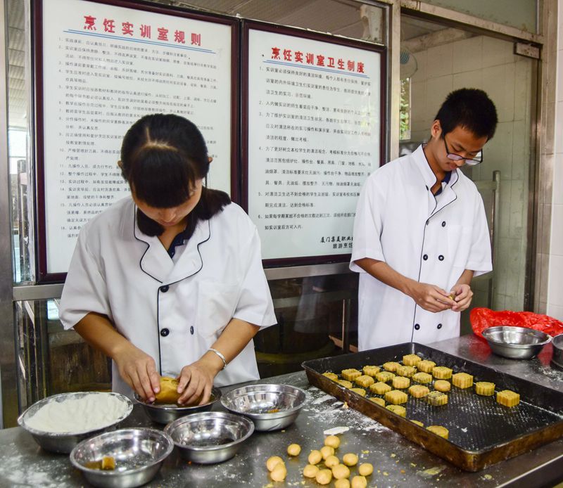 集美職業(yè)技術(shù)學(xué)校，烹飪班學(xué)生上課烹飪實(shí)操中1（林志杰攝影）.jpg