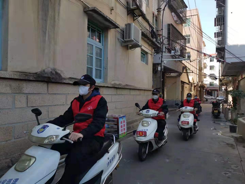 大社義務巡邏隊走街串巷宣傳疫情防控知識，為居民測量體溫（供圖）.jpg