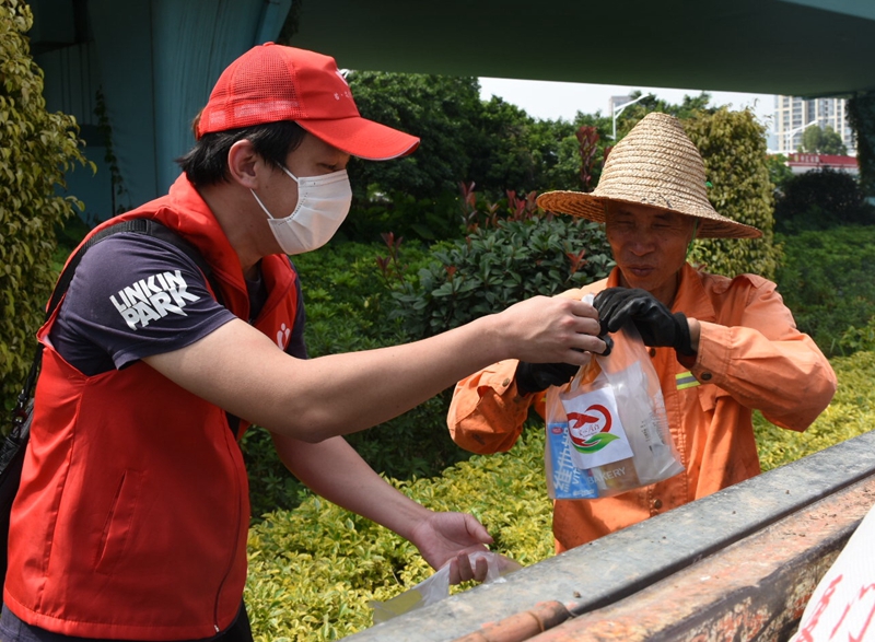 志愿者給養路工人送上一份早餐（拍攝 林桂楨 ）.jpg