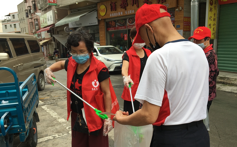 志愿者們撿垃圾（銀江路志愿服務驛站供圖）.jpg