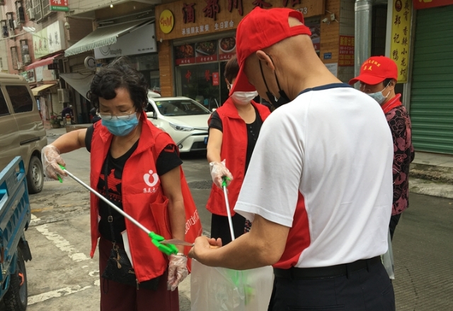 銀江路志愿服務(wù)驛站開展愛國衛(wèi)生活動