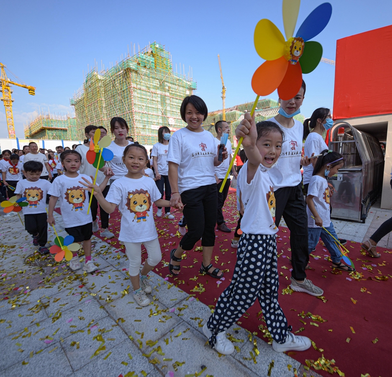 集美區實驗小學揭牌，首批學生正式開學。圖為，學生與家長攜手進入新校園（林志杰攝影） (3 - 5).jpg