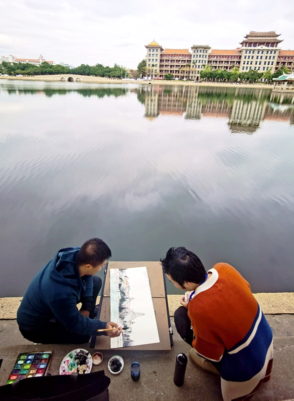 畫家在龍舟池寫生創作中3（林志杰攝影）.jpg