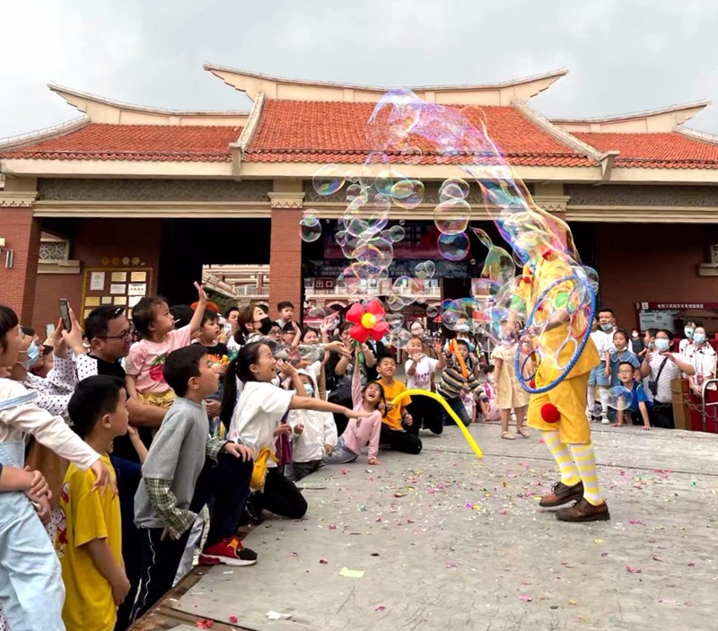 靈玲馬戲城廣場舞臺表演節目（區文旅局供圖）.jpg