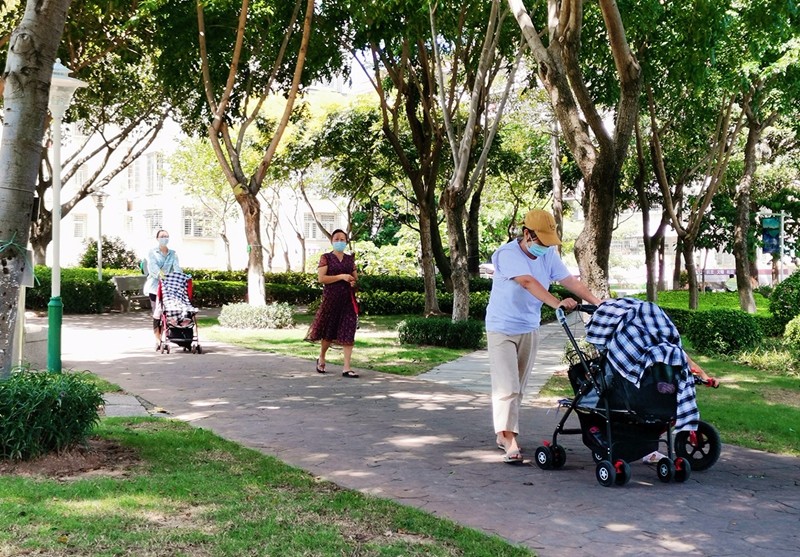 市民進入敬賢公園游玩.jpg