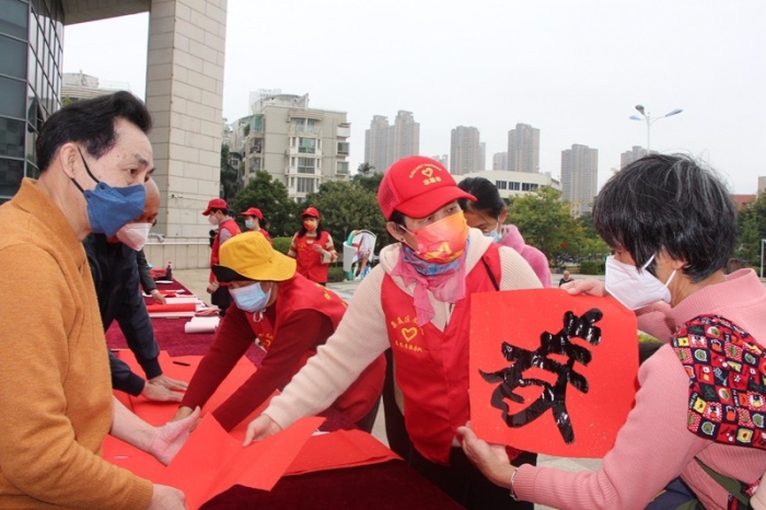 現場群眾與書法家、志愿者交流（蔡鵬程攝）.JPG