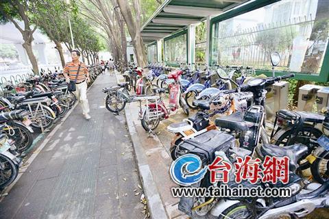 廈門仙岳路公共自行車棚 頻遭大量電動車侵占