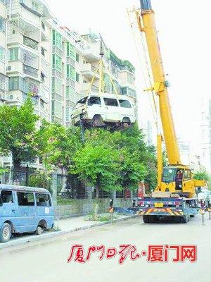 三輛“僵尸車”霸占人行道影響市容市貌 被吊走