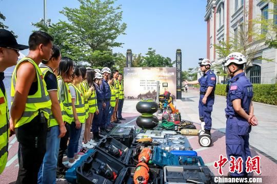 廈門市曙光救援隊受邀到場分享搶險救災經(jīng)歷，教授青少年自救技能。供圖