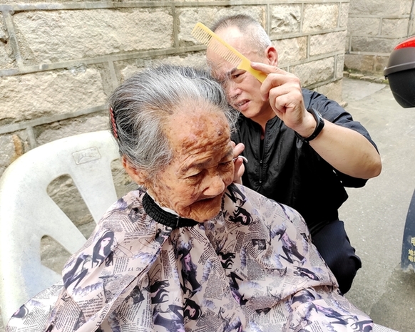 為90歲老人孫刊治理發.jpg