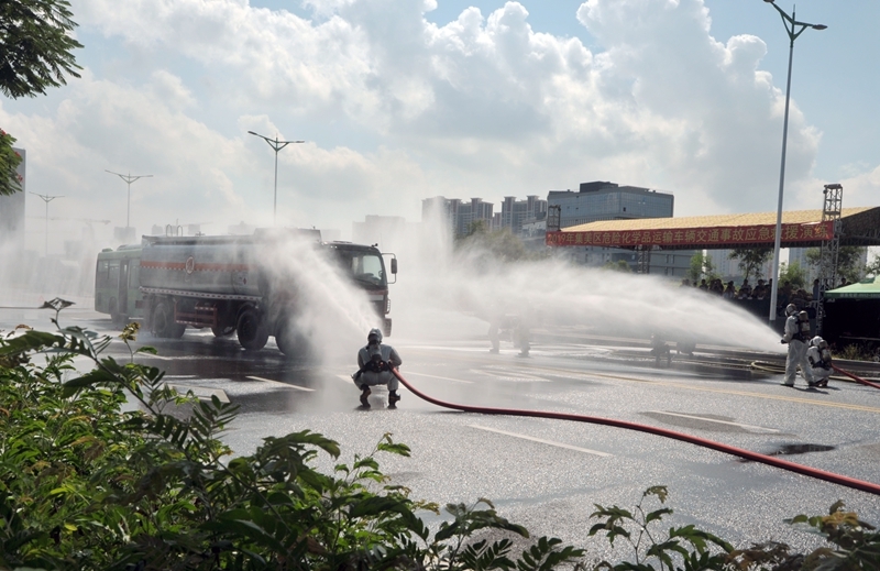 噴霧水槍對槽罐車車體噴淋降溫.JPG